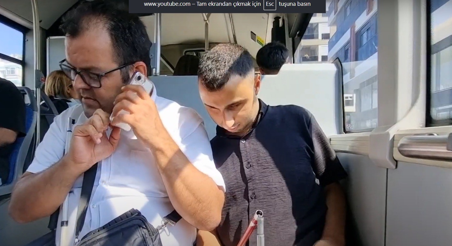 Genel Başkanımız Oğuz ÖZDEMİR ile Genel Sekreterimiz Mert YAKIŞTIR Otobüste yan yana oturmuşlar.